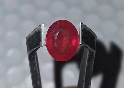 Oval cut natural ruby - ct,
